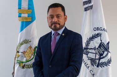 Juez guatemalteco anticorrupción sale al exilio tras denunciar persecución política