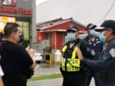La Policía arresta a jóvenes que protestaban contra la cuarentena, en Calle 50