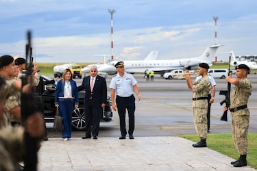 Presidente Mulino llega a Uruguay: participará en la toma de posesión de Yamandú Orsi 