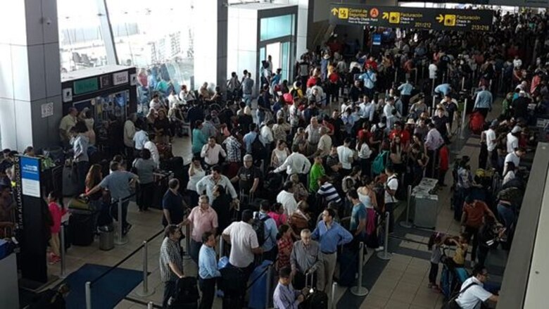 Tocumen a oscuras y los pasajeros se impacientan