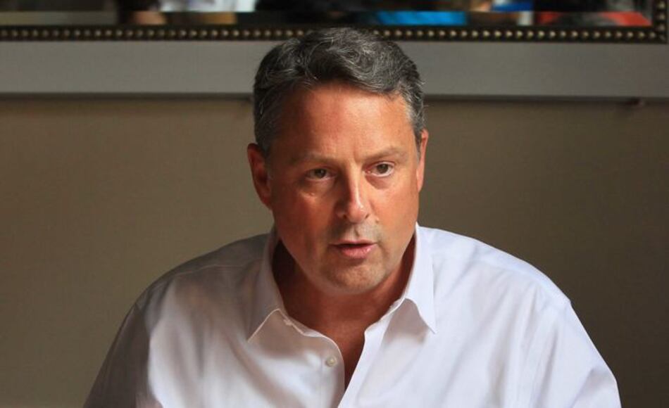 Se jubila el embajador estadounidense John Feeley