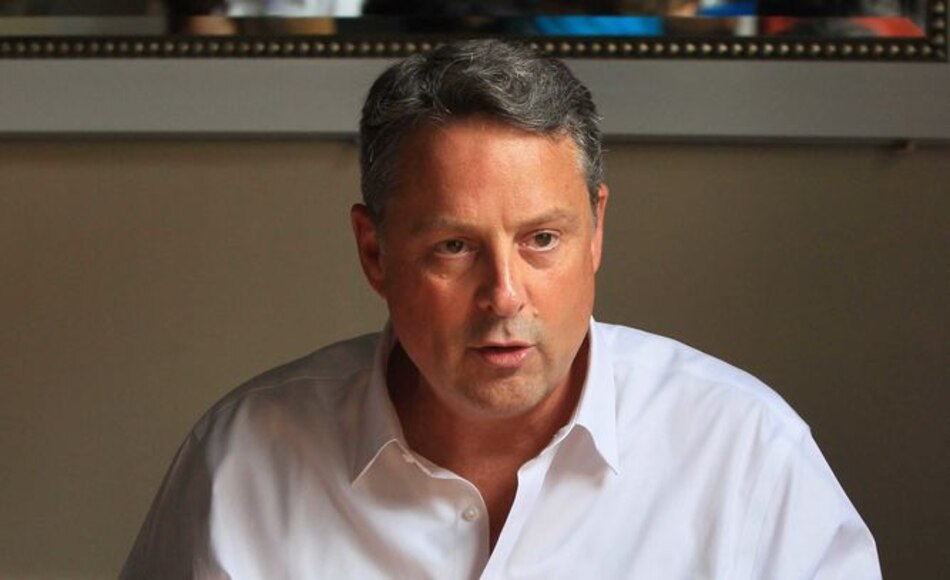 Se jubila el embajador estadounidense John Feeley