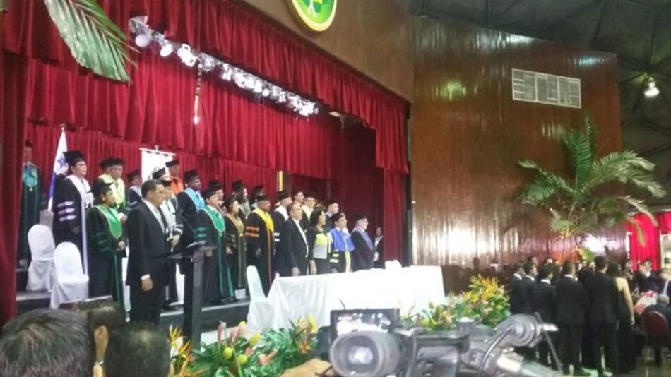 Eduardo Flores toma posesión y se compromete a renovar la Universidad de Panamá