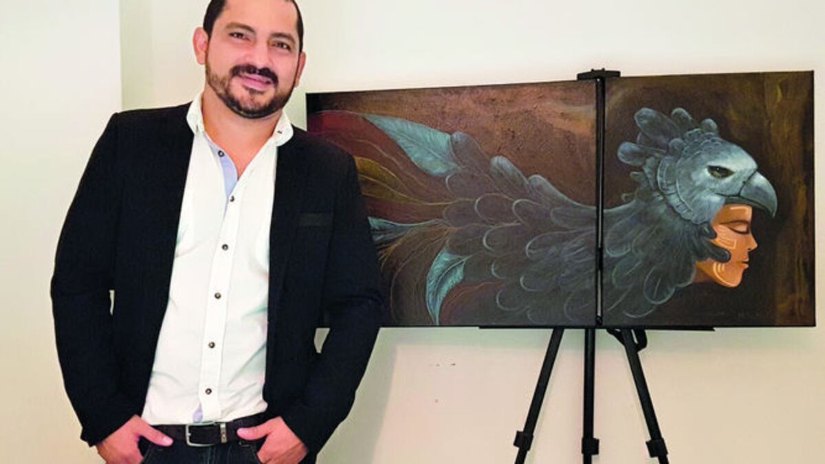 Mario Ariel Saldaña dice que la pintura es un sueño que visualizaba desde pequeño. Aquí junto a su obra ‘Arpía’.