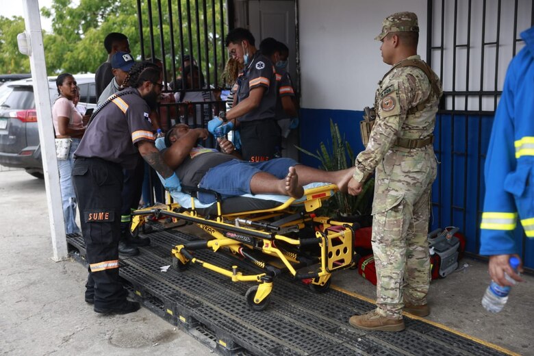 Dos muertos, un desaparecido y 20 personas rescatadas en naufragio de embarcación en Las Perlas