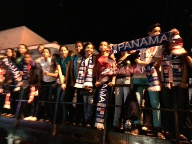 Con caravana reciben a alumnos de la banda musical del colegio José D. Crespo
