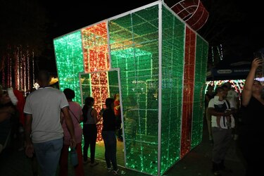 Panamá enciende su árbol navideño en la cinta costera