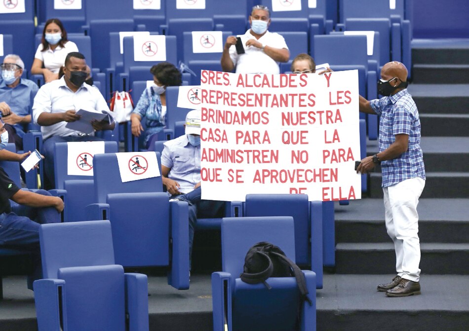 Tres propuestas y una demanda para eliminar doble salario de gobiernos locales