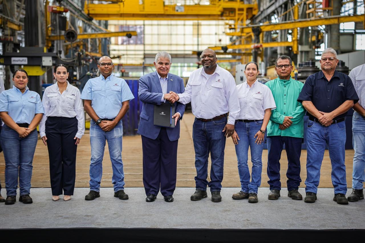 Trabajador del Canal de Panamá entrega históricos aportes al país