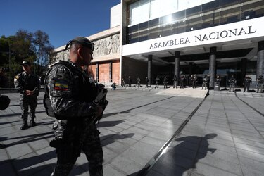 Decenas de militares y policías cercan la Asamblea Nacional ecuatoriana