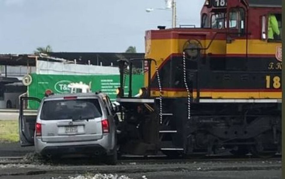 Tren choca con vehículo en sector de Cuatro Altos en Colón