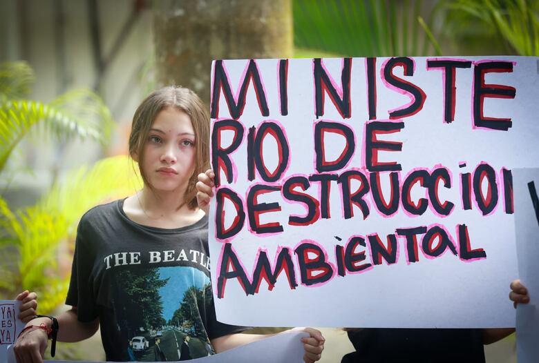 Ambientalistas protestan en la sede de Miambiente; se oponen a la extracción de oro en cerro Quema