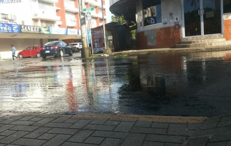 Alcantarillas sucias provocan el desborde de aguas negras en las principales calles de David