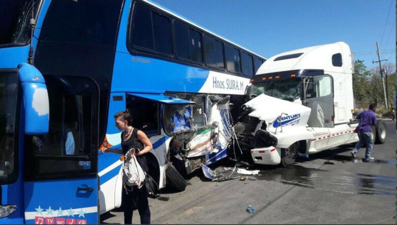 Mula se estrella contra autobús Panamá-David, en San Félix; reportan varios heridos