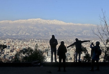 Miles de hogares siguen sin electricidad en Santiago tras fuerte nevada