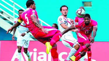 Bolillo Gómez ante los ticos