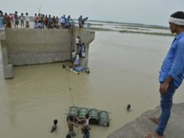 Al menos 700 muertos por inundaciones en el sur de Asia