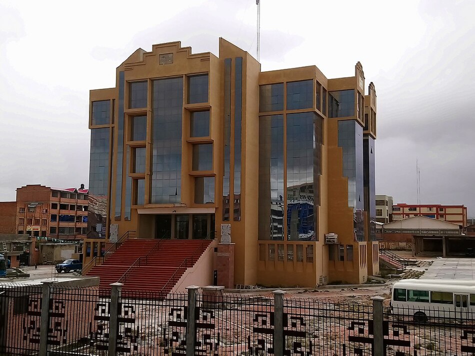 Siete estudiantes mueren al caer del cuarto piso en universidad boliviana