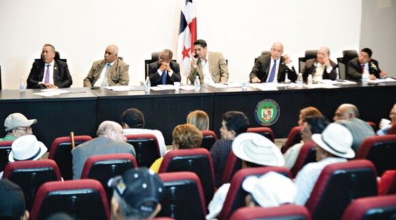 Surgen tres propuestas para pagar bono extraordinario a los jubilados y pensionados