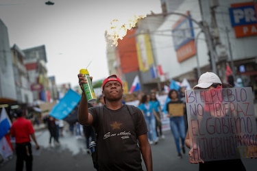 Enfrentamientos en los predios de la Asamblea Nacional debido al contrato minero; reportan un herido