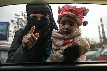 Los talibanes prohíben a las mujeres viajar sin un acompañante