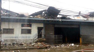 Bomberos investigan incendio en France Field