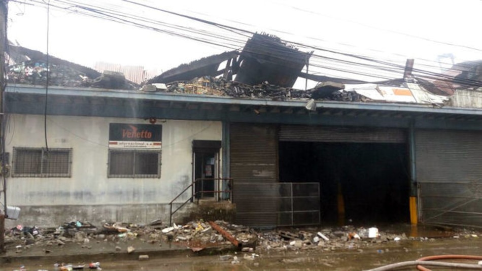 Bomberos investigan incendio en France Field