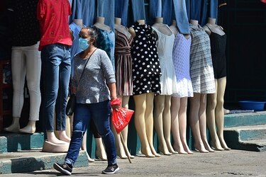 Nueva York comienza a reabrir, pero la OMS alerta que la pandemia empeora en el mundo