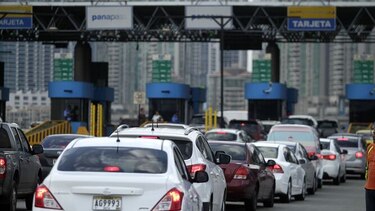 Tránsito multa a conductores que usan los corredores sin pagar
