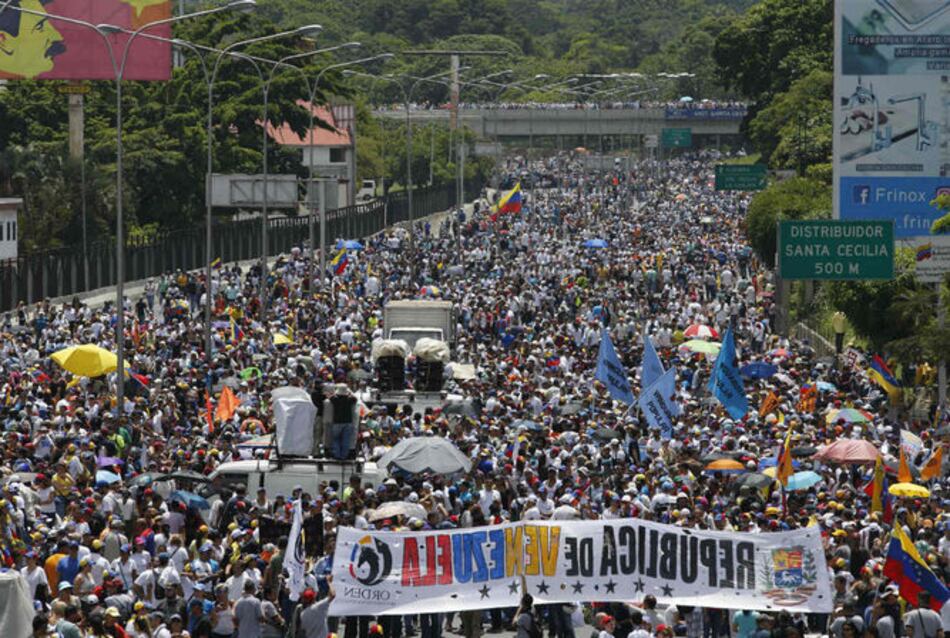 Miles de opositores desafían a Maduro en calles de Venezuela