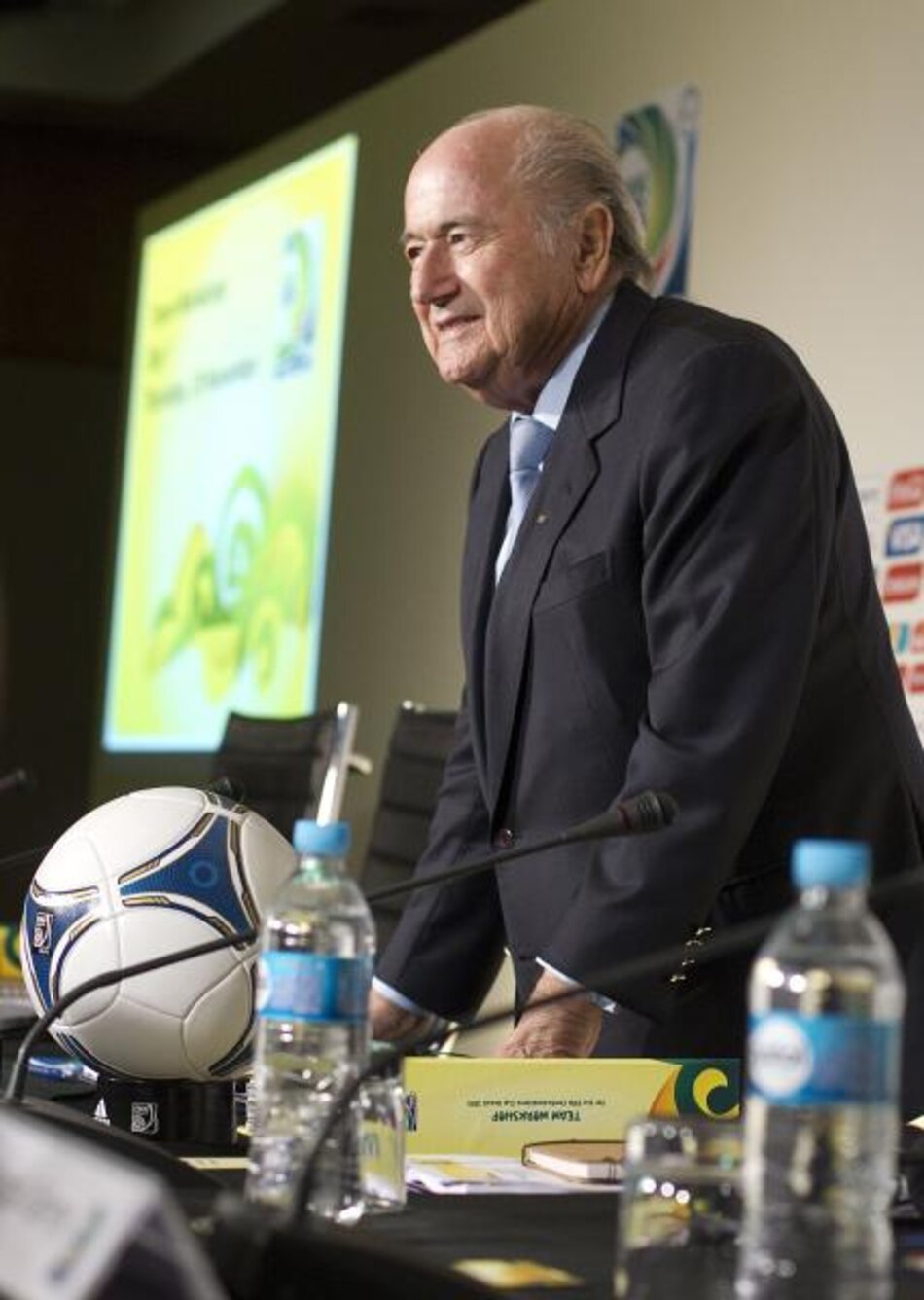 Blatter aconseja a Neymar jugar en Europa si quiere ganar el Balón de Oro