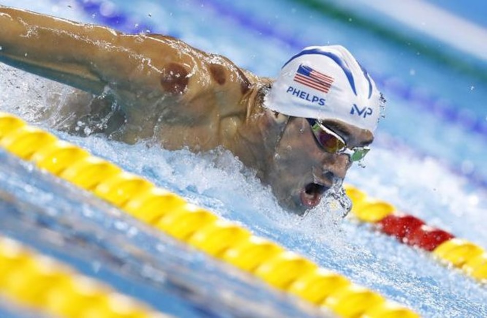 Michael Phelps reacciona y avanza a semifinales en 200 metros mariposa
