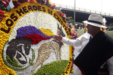 Silleteros convierten a Medellín en un jardín desfilando sus majestuosos arreglos florales
