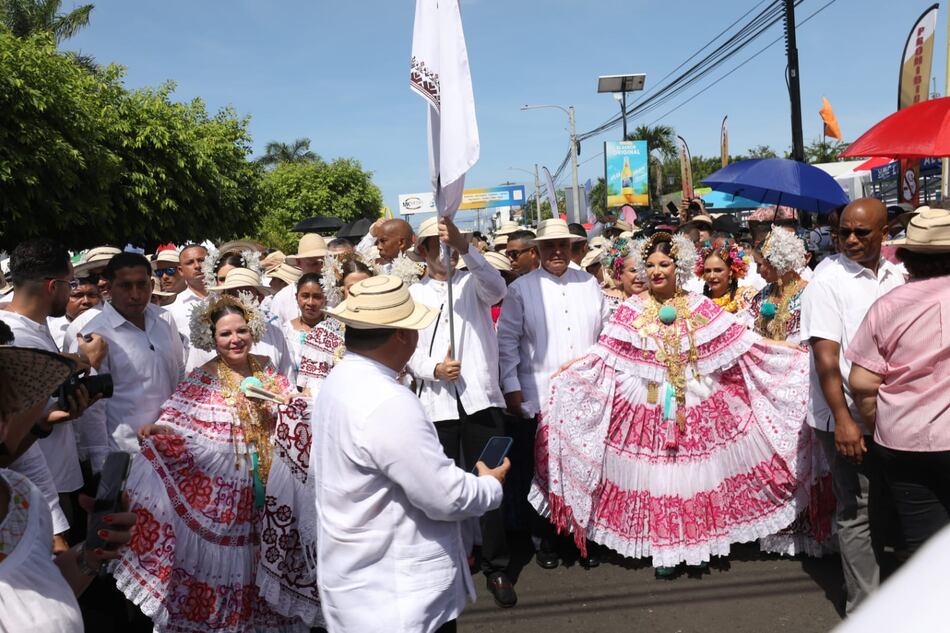 Ataviados, la pareja presidencial encabeza el desfile de las Mil Polleras