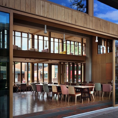 Cómo es el edificio creado para combatir la soledad que ganó uno de los premios de arquitectura más prestigiosos del mundo