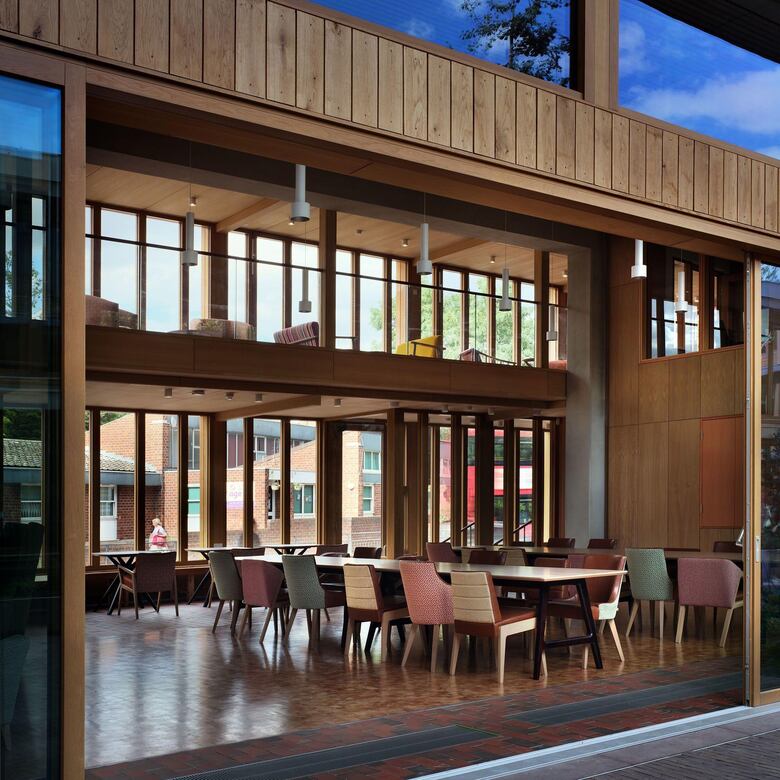 Cómo es el edificio creado para combatir la soledad que ganó uno de los premios de arquitectura más prestigiosos del mundo