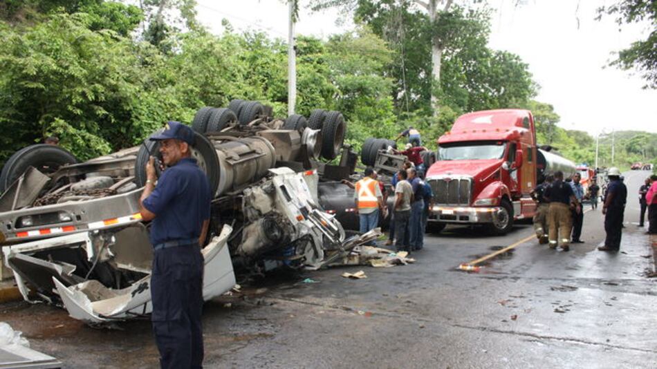 Muere conductor de camión tras accidente en vía hacia Puerto Caimito