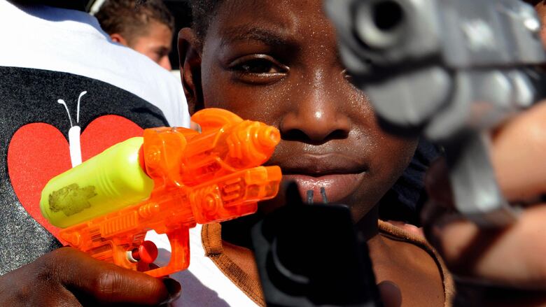 Atentado contra Miguel Uribe Turbay: los miles de menores que durante décadas han sido reclutados por grupos armados para matar en Colombia