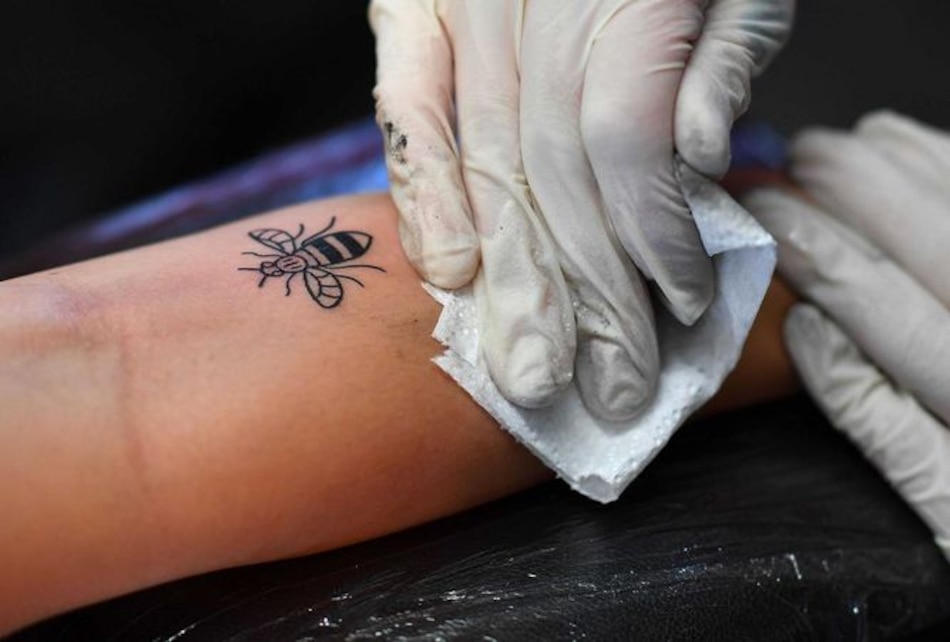Tatuarse una abeja en recuerdo de las víctimas de Mánchester