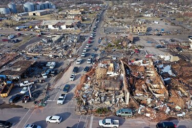 Devastadores tornados dejan más de 80 muertos en cinco estados de Estados Unidos