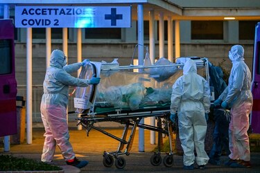 Médicos italianos piden ser sometidos a pruebas de Covid-19