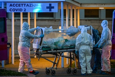 Médicos italianos piden ser sometidos a pruebas de Covid-19
