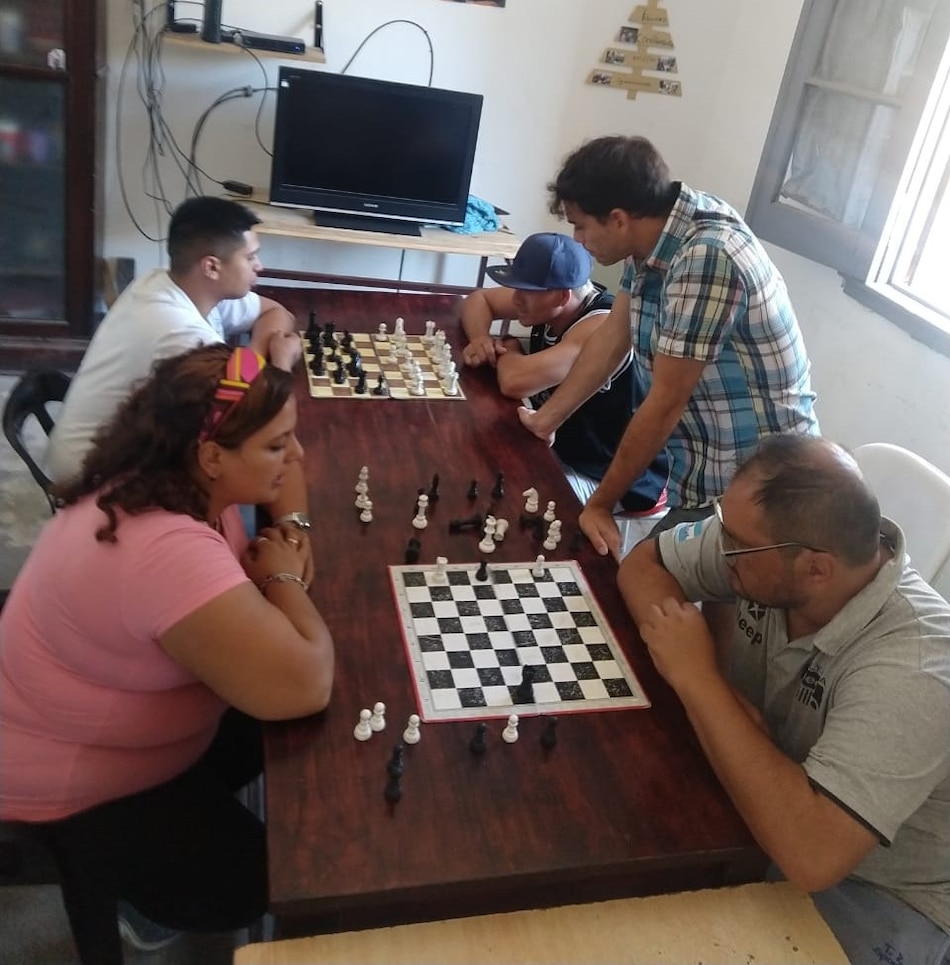En la Argentina, el ajedrez es una forma de acompañar a chicos que viven en barrios vulnerables y centros de reclusión