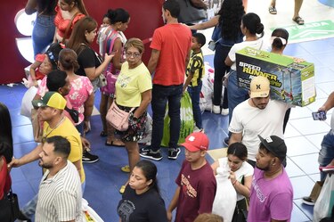 Centros comerciales abarrotados, a una semana de la Nochebuena