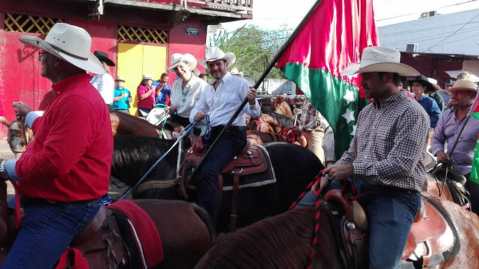 Contralor Federico Humbert encabeza cabalgata en David, Chiriquí