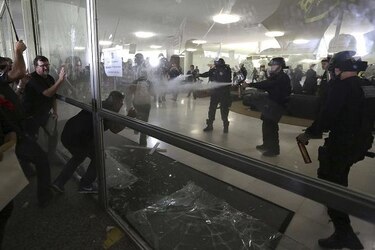 Protesta policial contra reformas genera choques y destrozos en Congreso de Brasil