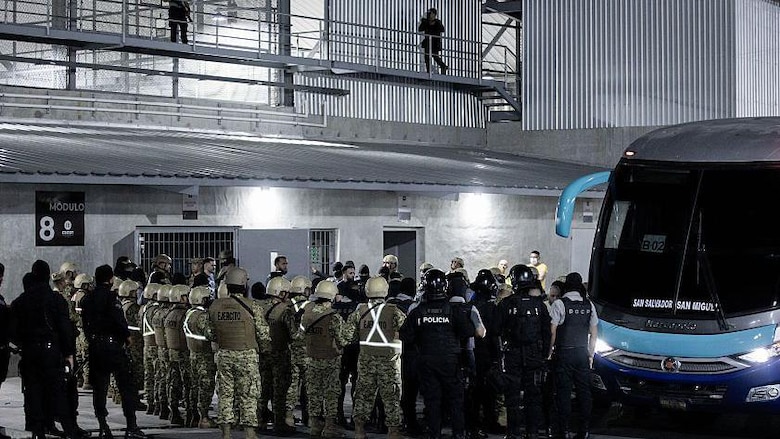 La brutalidad en la megacárcel de Bukele que denuncian 8 de los venezolanos deportados por Estados Unidos: ‘bienvenidos al cementerio de hombres vivos’