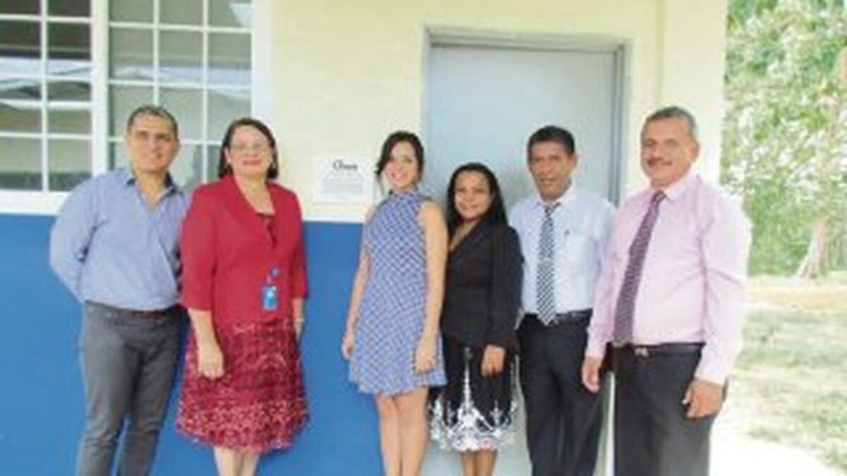 Matt Harbison, director ejecutivo de UIP; Dalys Rodríguez, directora ejecutiva de Fundación Cali Canto; Marcos A. Casazola M., becario honorífico; Stanley Muschett, rector UIP; y Eyda Ram