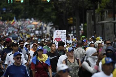 Oposición venezolana reta a Maduro con gran marcha contra constituyente
