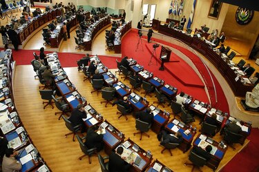Congreso salvadoreño autoriza emitir deuda por $338,6 millones por déficit en presupuesto